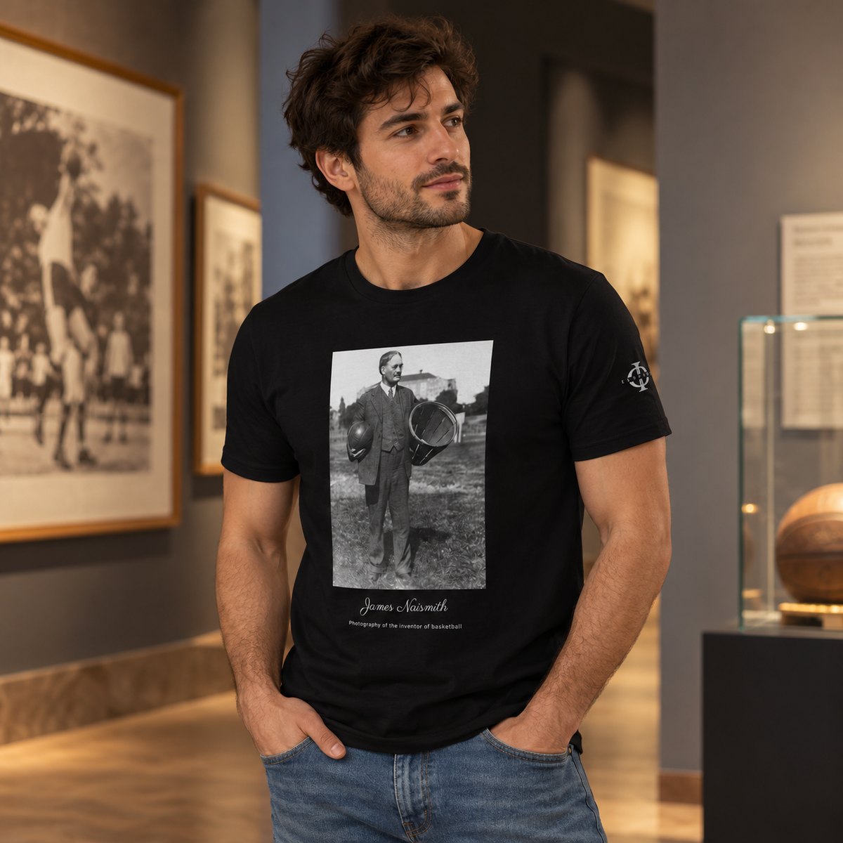 Collection T-shirts Euphron : t-shirt noir James Naismith, inventor of basketball, porté dans un musée
