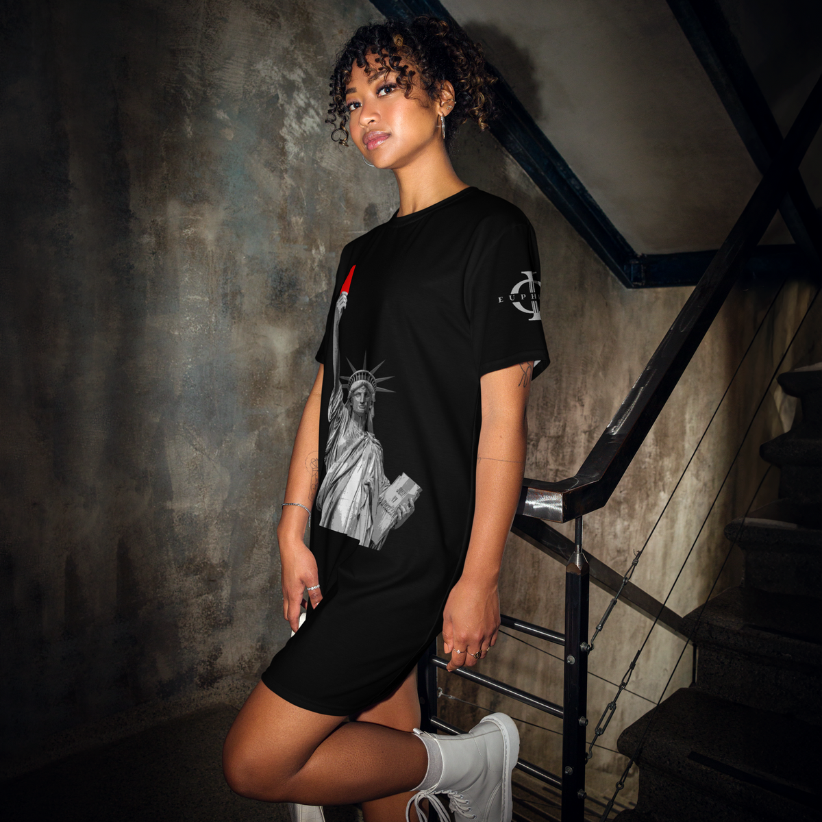 Robe T-shirt Euphron « Liberty's Red Card » : la statue de la Liberté brandit un carton rouge – vue de face