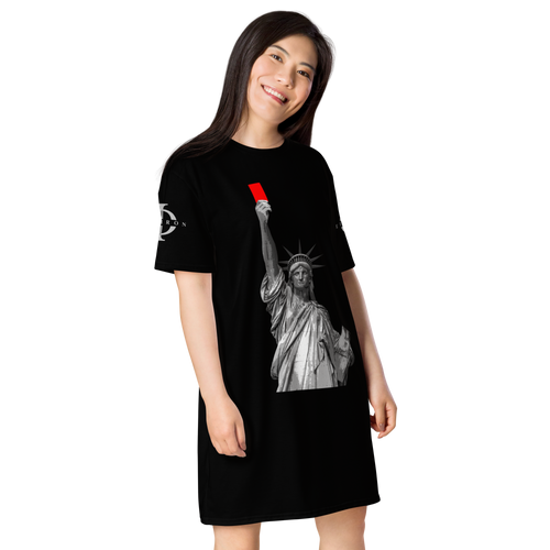 Euphron T-shirt dress “Liberty's Red Card”: the Statue of Liberty raises a red card – three-quarter view