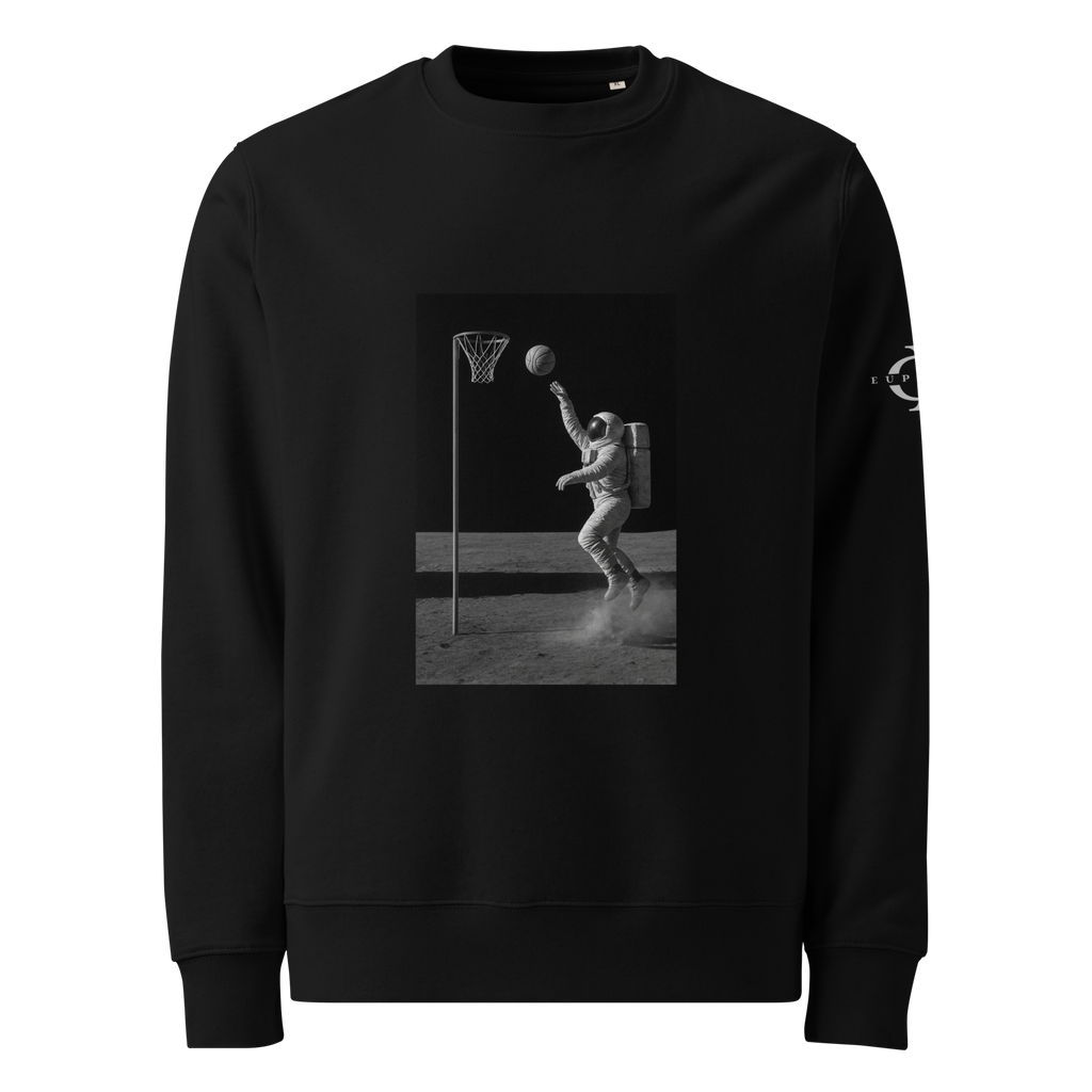 Sweatshirt Euphron « Basketball on the Moon », coloris noir : un astronaute qui shoote au basket sur la Lune – vue de face