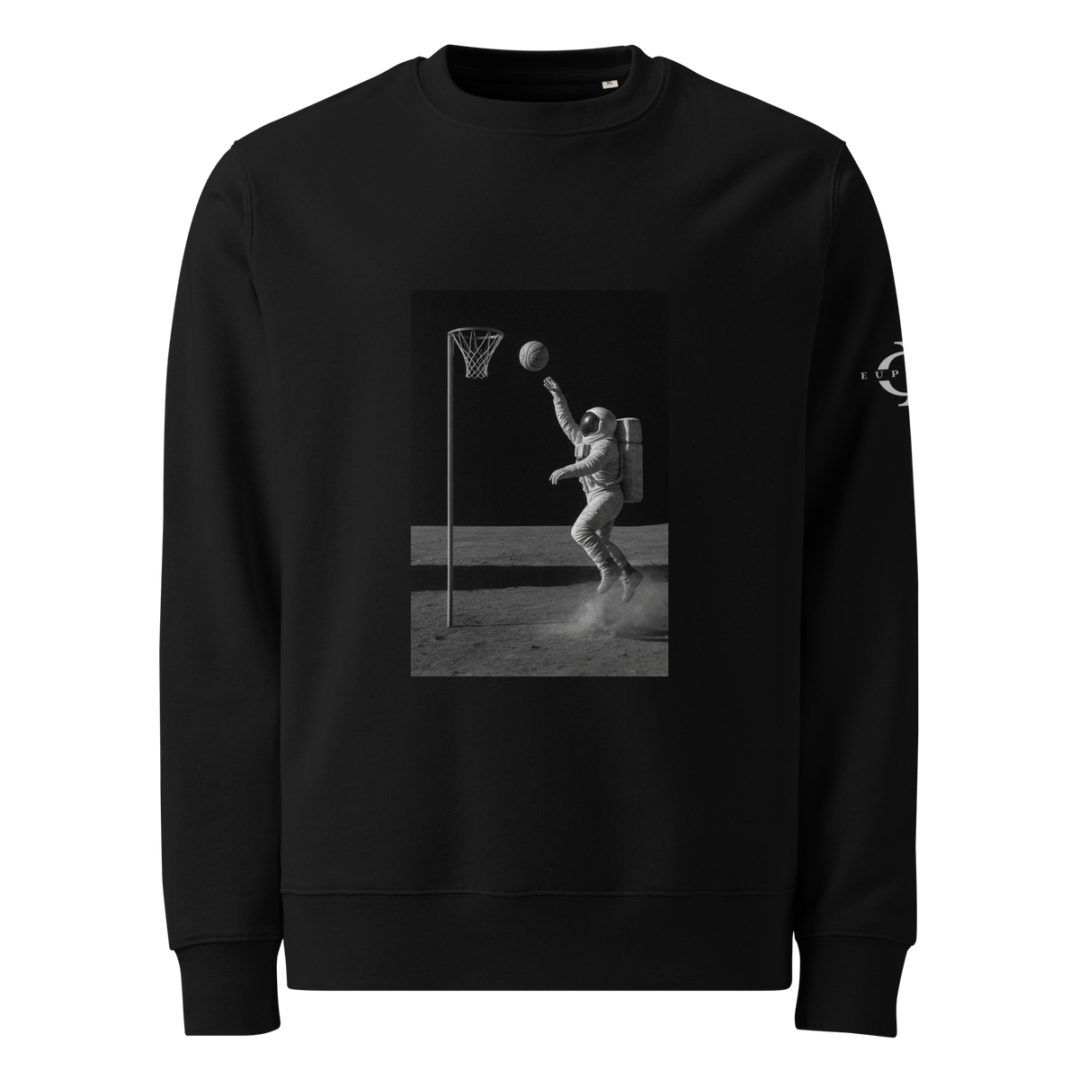 Sweatshirt Euphron « Basketball on the Moon », coloris noir : un astronaute qui shoote au basket sur la Lune – vue de face