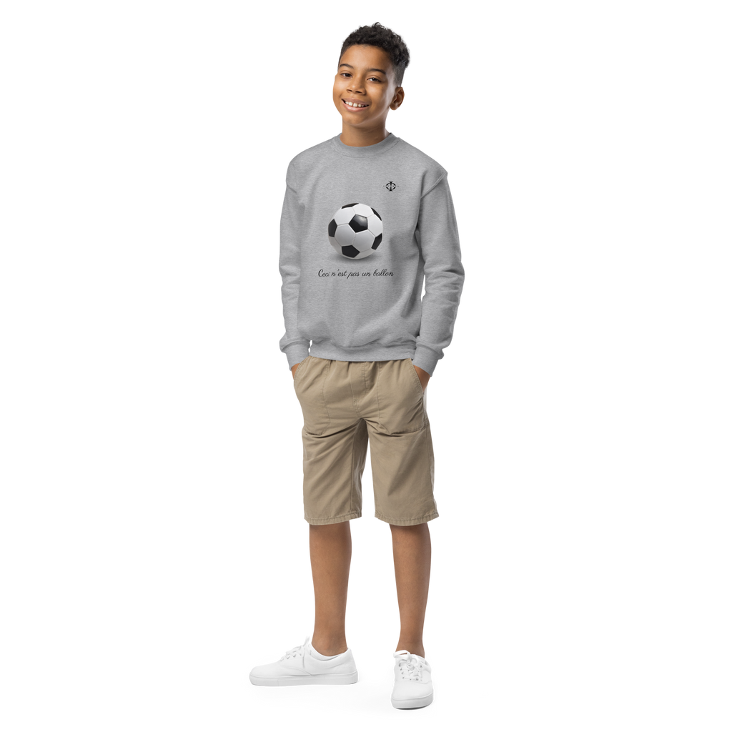Sweatshirt enfant Euphron « Ceci n'est pas un ballon de football », coloris gris : La Trahison des images de Magritte revisitée avec un ballon de football – vue de face