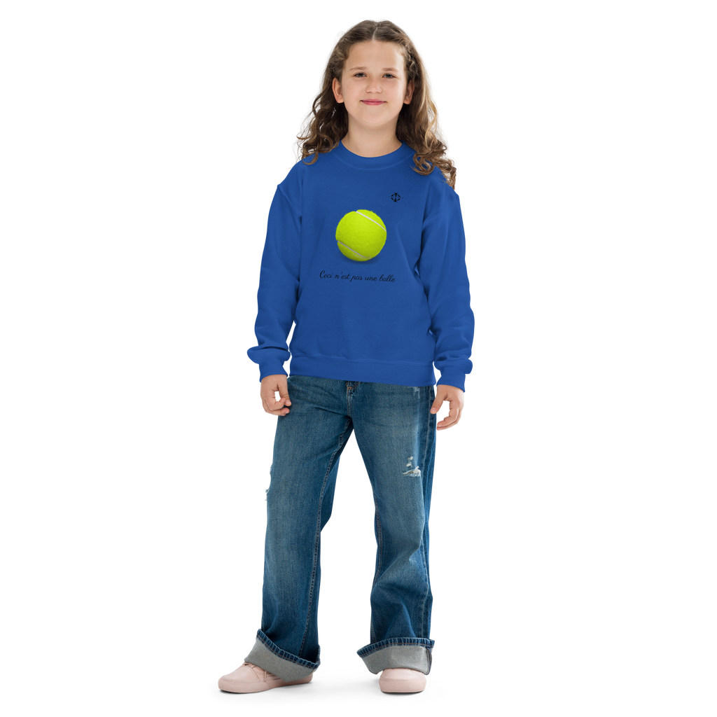 Sweatshirt enfant Euphron « Ceci n'est pas une balle de tennis », coloris bleu : La Trahison des images de Magritte revisitée avec une balle de tennis – vue de face