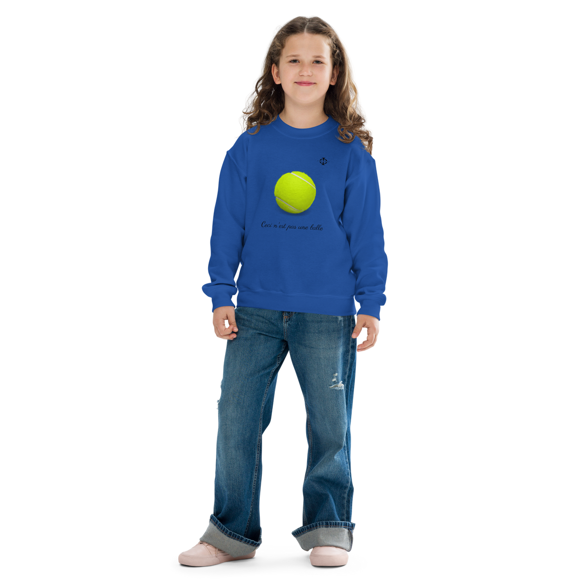 Sweatshirt enfant Euphron « Ceci n'est pas une balle de tennis », coloris bleu : La Trahison des images de Magritte revisitée avec une balle de tennis – vue de face