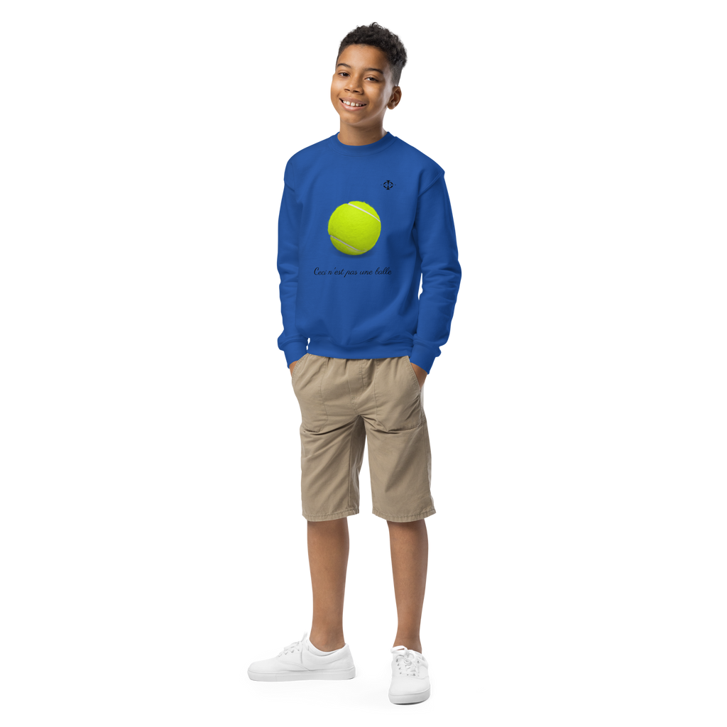 Sweatshirt enfant Euphron « Ceci n'est pas une balle de tennis », coloris bleu : La Trahison des images de Magritte revisitée avec une balle de tennis – vue de face