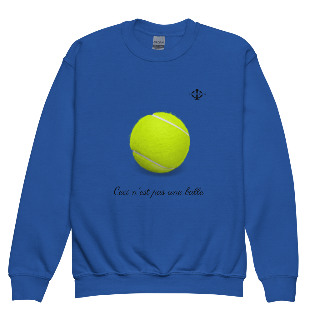 Sweatshirt enfant Euphron « Ceci n'est pas une balle de tennis », coloris bleu : La Trahison des images de Magritte revisitée avec une balle de tennis – vue de face