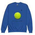 Sweatshirt enfant Euphron « Ceci n'est pas une balle de tennis », coloris bleu : La Trahison des images de Magritte revisitée avec une balle de tennis – vue de face