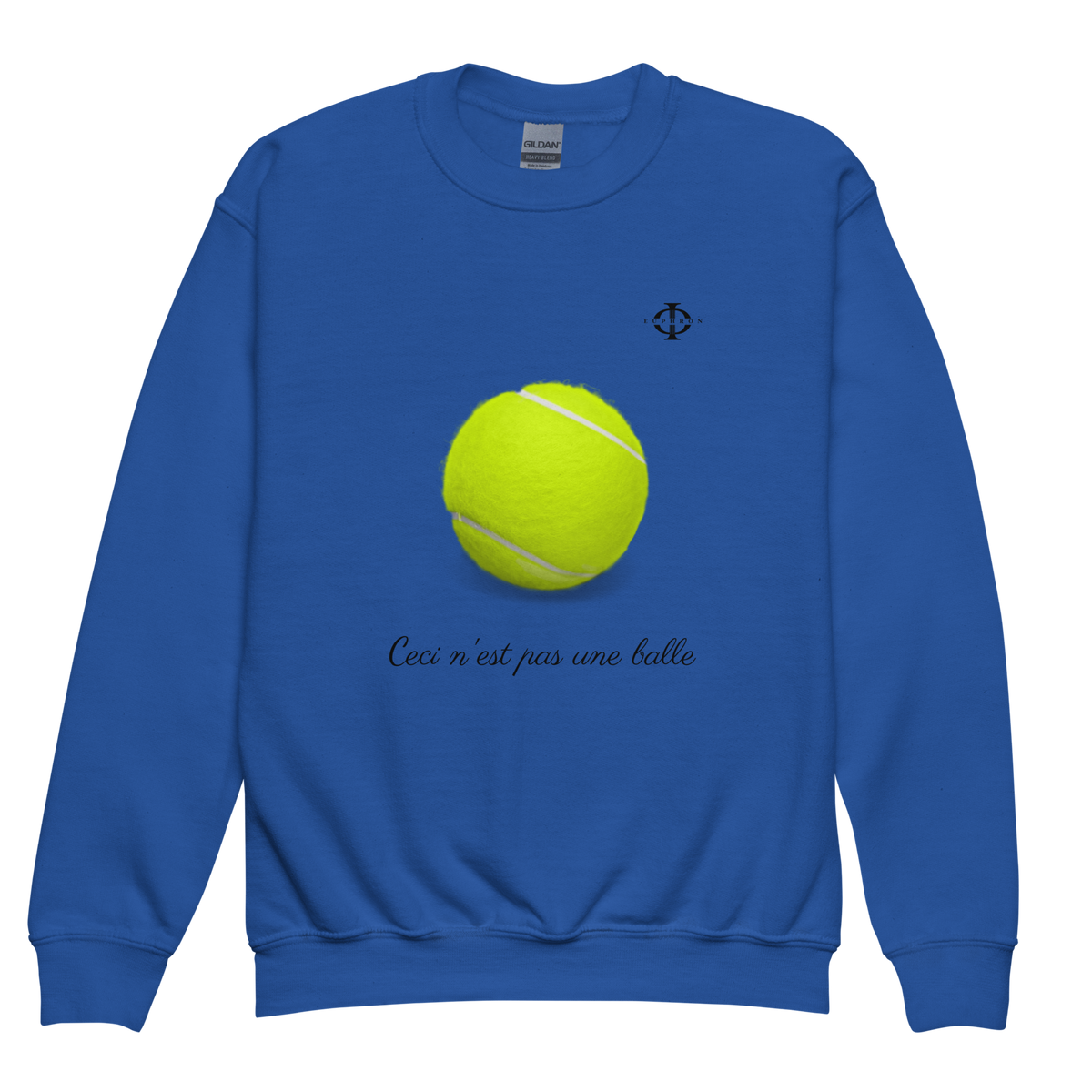 Sweatshirt enfant Euphron « Ceci n'est pas une balle de tennis », coloris bleu : La Trahison des images de Magritte revisitée avec une balle de tennis – vue de face