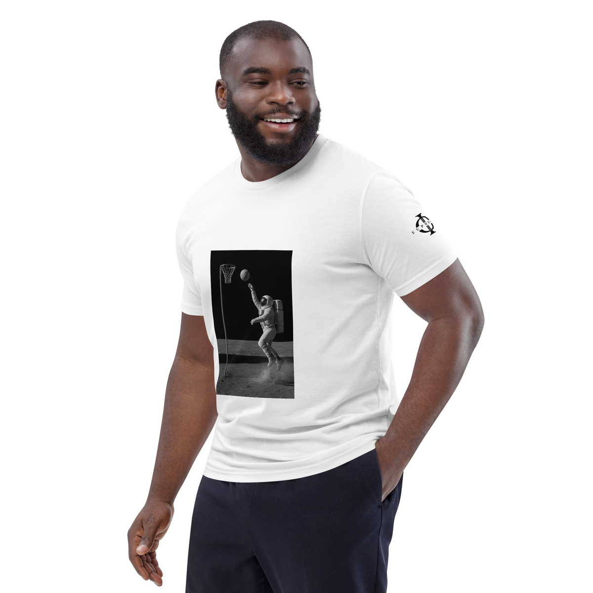 T-shirt Euphron « Basketball on the Moon », coloris blanc : un astronaute qui shoote au basket sur la Lune – vue de trois quarts