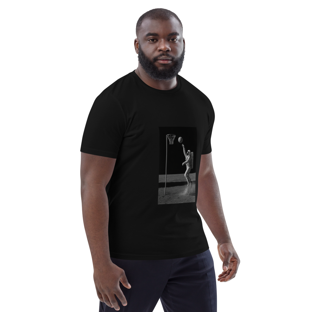T-shirt Euphron « Basketball on the Moon », coloris noir : un astronaute qui shoote au basket sur la Lune – vue de trois quarts