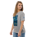 T-shirt Euphron « Basketball Playground Under The Starry Night », coloris gris : un terrain de basket sous La Nuit étoilée de Van Gogh – vue de trois quarts