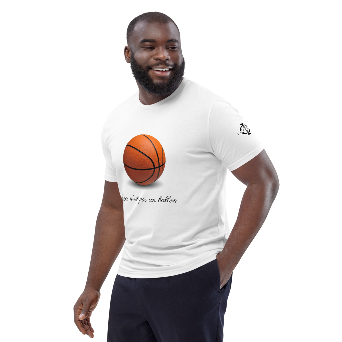 T-shirt Euphron « Ceci n'est pas un ballon de basketball », coloris blanc : La Trahison des images de Magritte revisitée avec un ballon de basket – vue de trois quarts