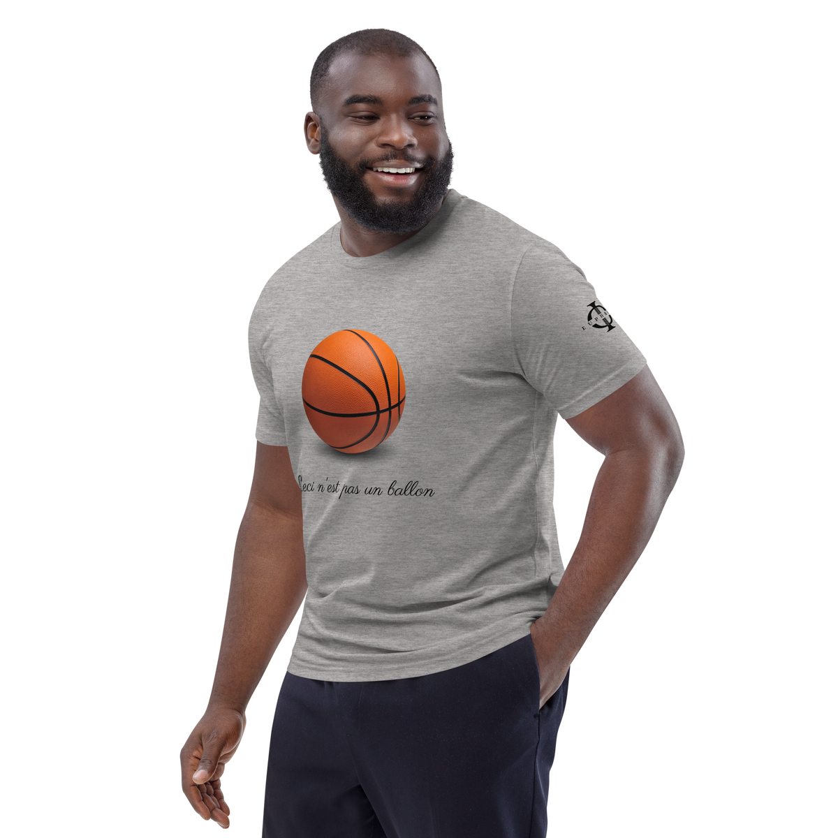 T-shirt Euphron « Ceci n'est pas un ballon de basketball », coloris gris : La Trahison des images de Magritte revisitée avec un ballon de basket – vue de trois quarts