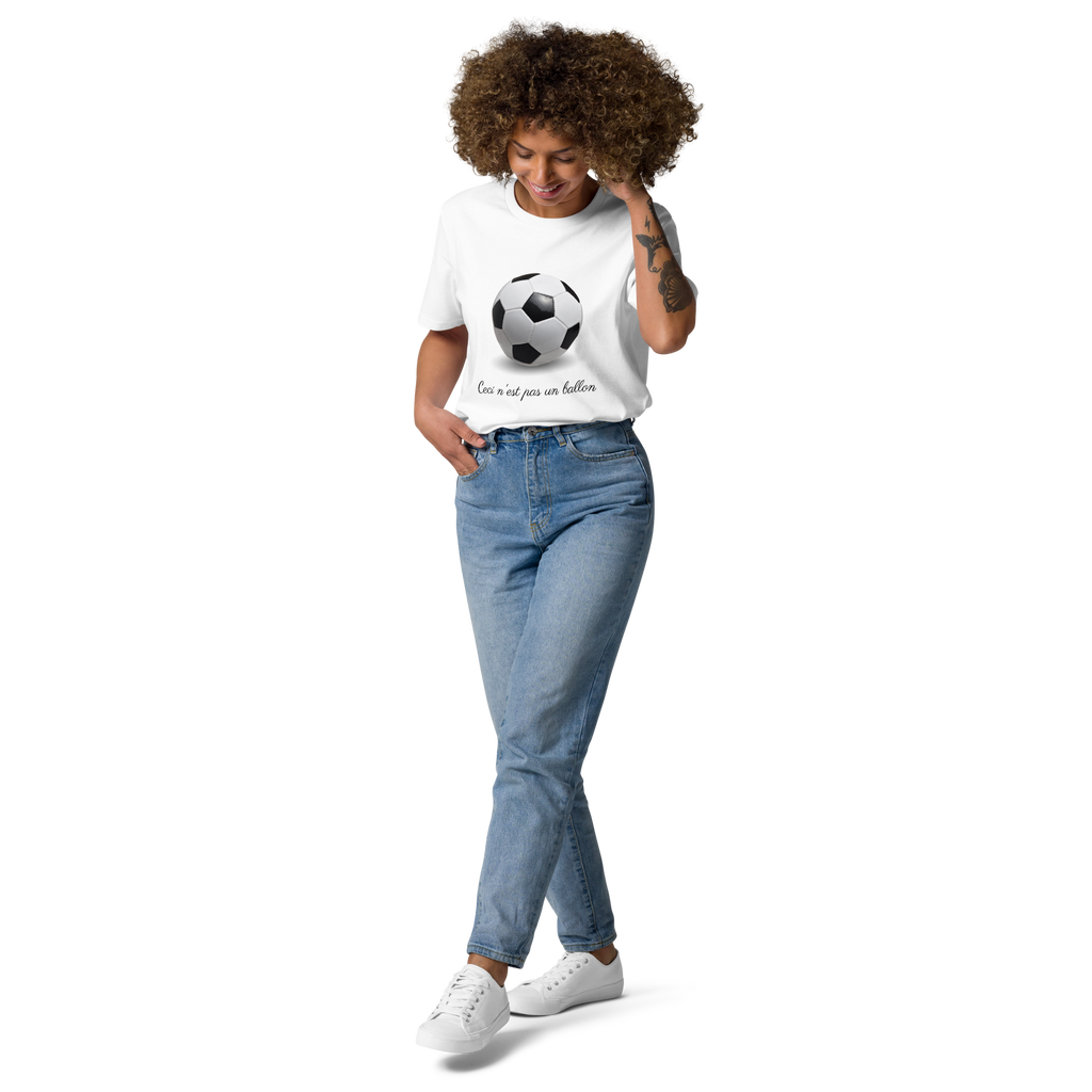 T-shirt Euphron « Ceci n'est pas un ballon de football », coloris blanc : La Trahison des images de Magritte revisitée avec un ballon de football – vue de face