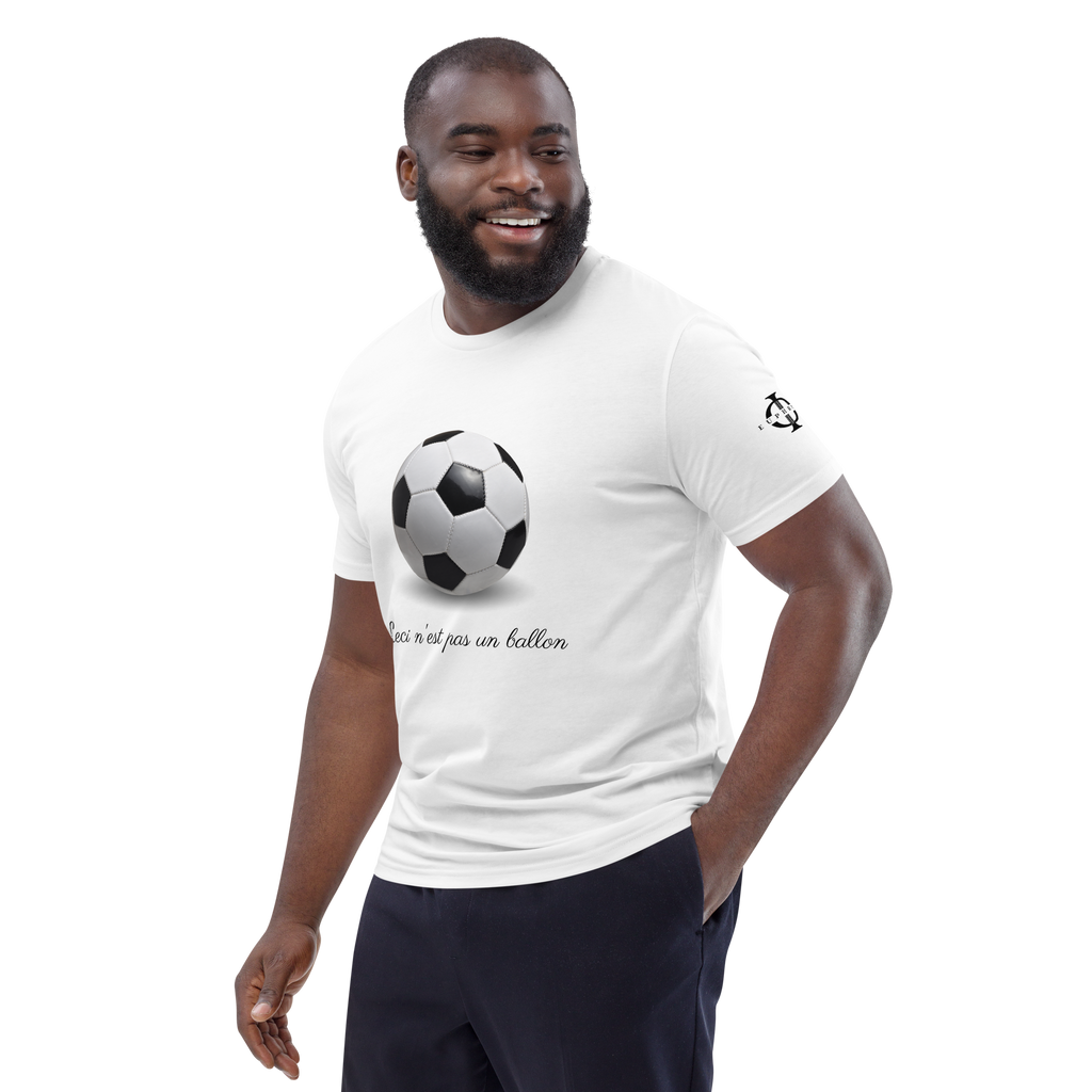 T-shirt Euphron « Ceci n'est pas un ballon de football », coloris blanc : La Trahison des images de Magritte revisitée avec un ballon de football – vue de trois quarts