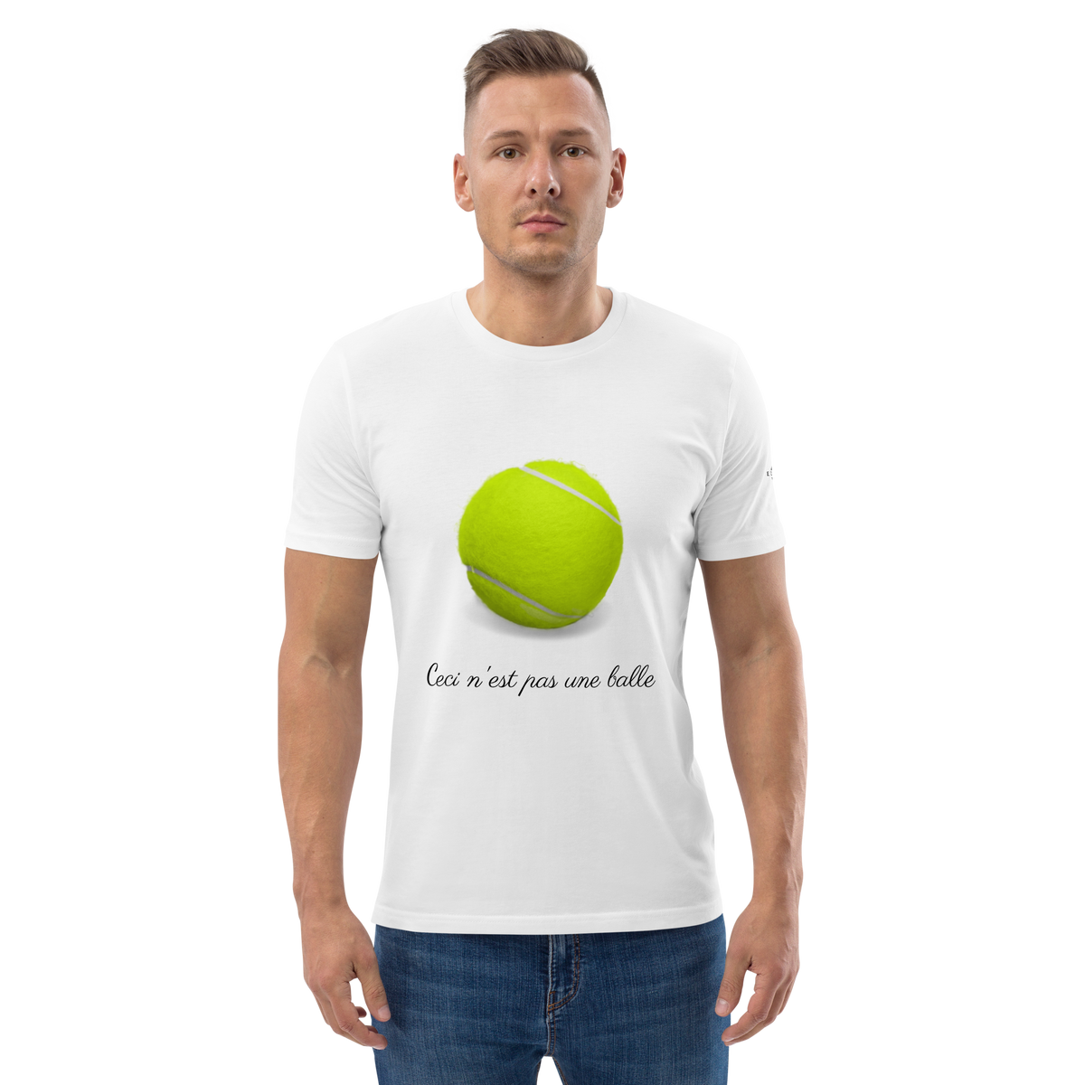 T-shirt Euphron « Ceci n'est pas une balle de tennis », coloris blanc : La Trahison des images de Magritte revisitée avec une balle de tennis – vue de face