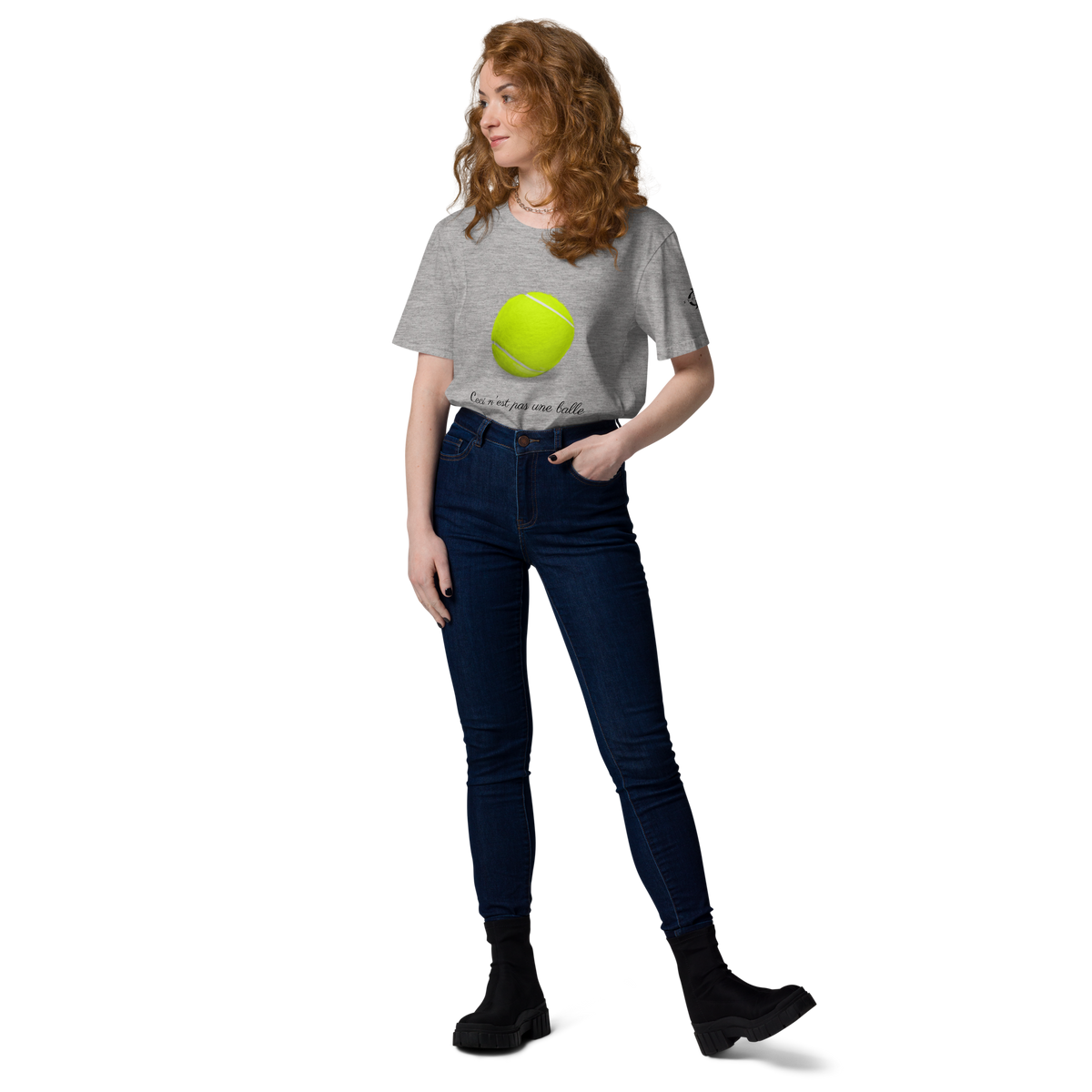 T-shirt Euphron « Ceci n'est pas une balle de tennis », coloris gris : La Trahison des images de Magritte revisitée avec une balle de tennis – vue de face