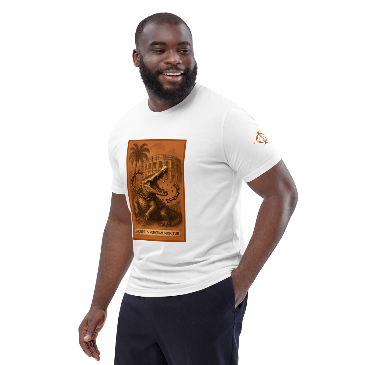 T-shirt Euphron « Crocodilus Numquam Moritur », coloris blanc : le crocodile de Nîmes et la devise Crocodilus Numquam Moritur – vue de trois quarts