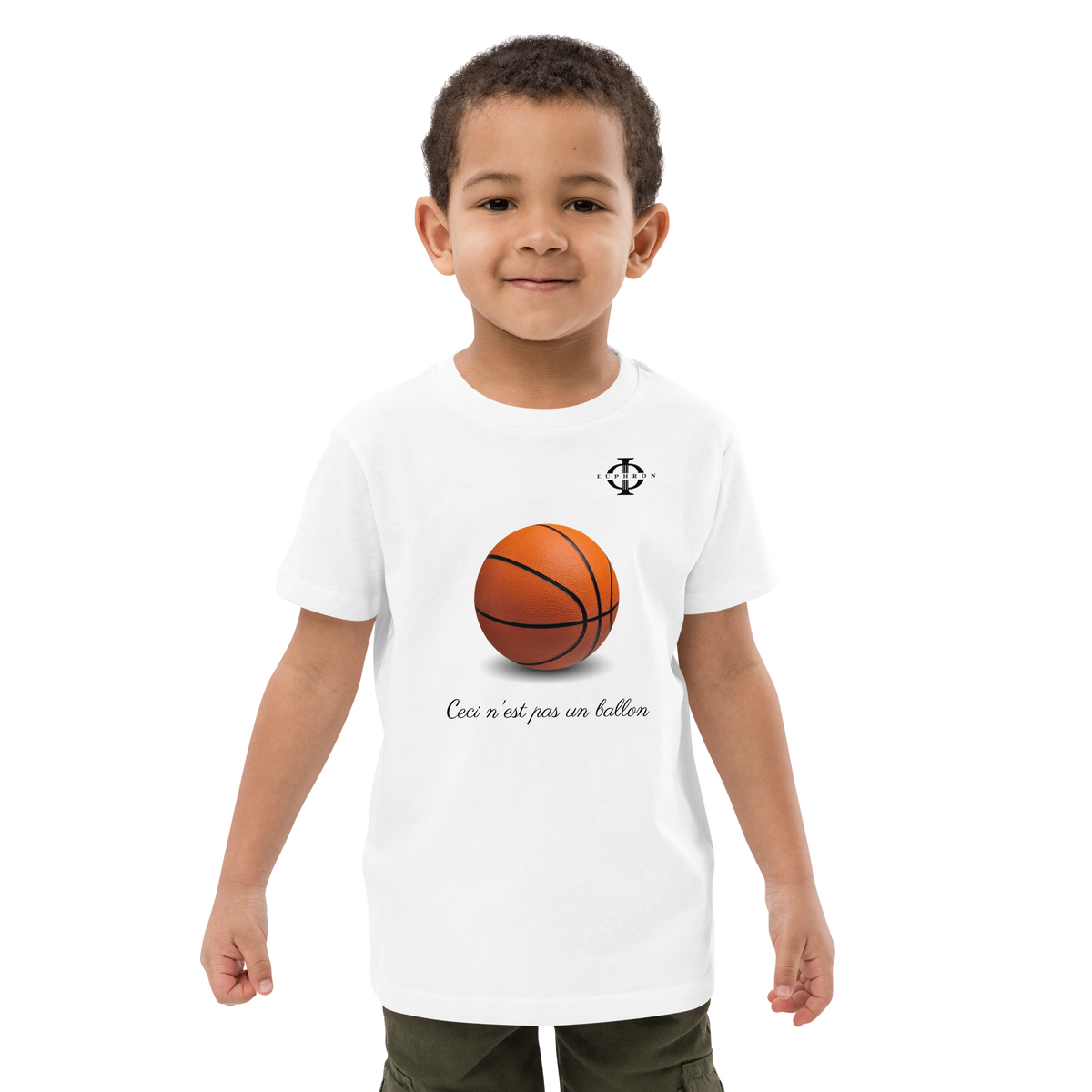 T-shirt enfant Euphron « Ceci n'est pas un ballon de basketball », coloris blanc : La Trahison des images de Magritte revisitée avec un ballon de basket – vue de face