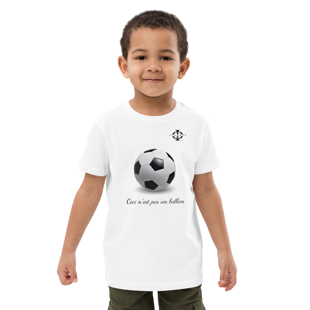 T-shirt enfant Euphron « Ceci n'est pas un ballon de football », coloris blanc : La Trahison des images de Magritte revisitée avec un ballon de football – vue de face