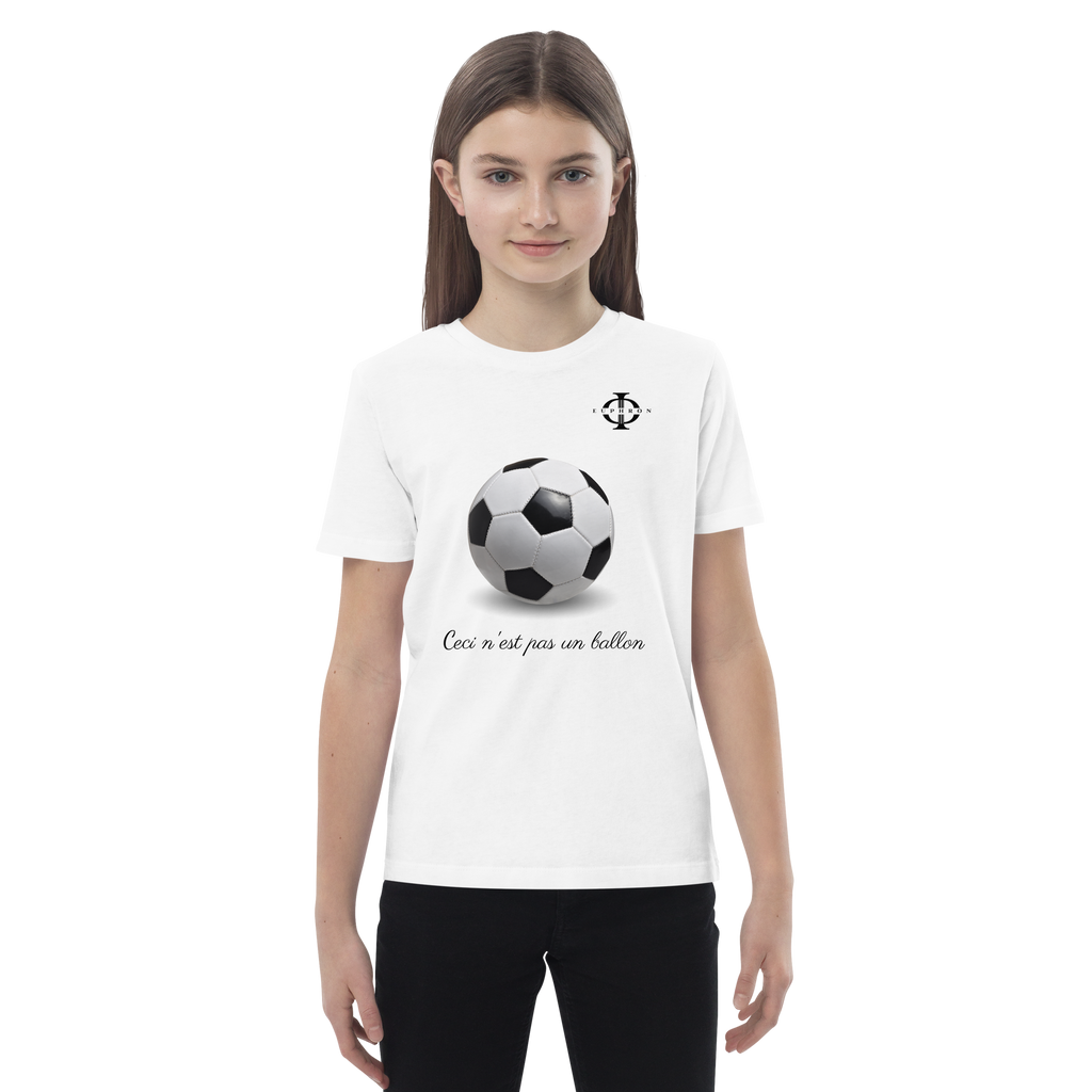 T-shirt enfant Euphron « Ceci n'est pas un ballon de football », coloris blanc : La Trahison des images de Magritte revisitée avec un ballon de football – vue de face