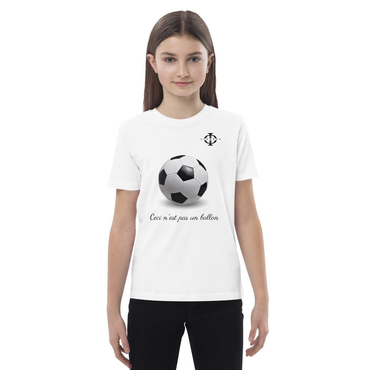T-shirt enfant Euphron « Ceci n'est pas un ballon de football », coloris blanc : La Trahison des images de Magritte revisitée avec un ballon de football – vue de face