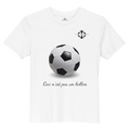 T-shirt enfant Euphron « Ceci n'est pas un ballon de football », coloris blanc : La Trahison des images de Magritte revisitée avec un ballon de football – vue de face