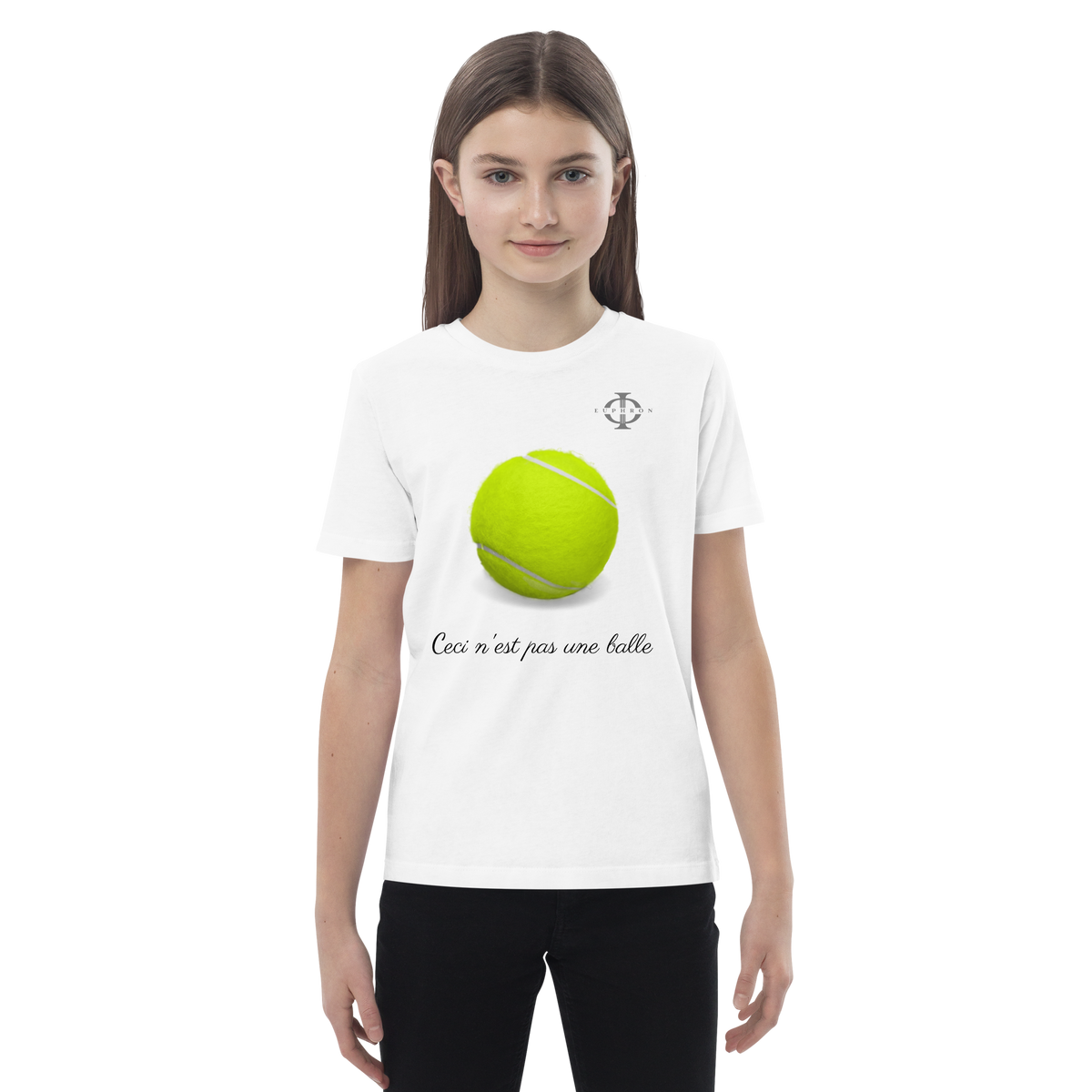T-shirt enfant Euphron « Ceci n'est pas une balle de tennis », coloris blanc : La Trahison des images de Magritte revisitée avec une balle de tennis – vue de face