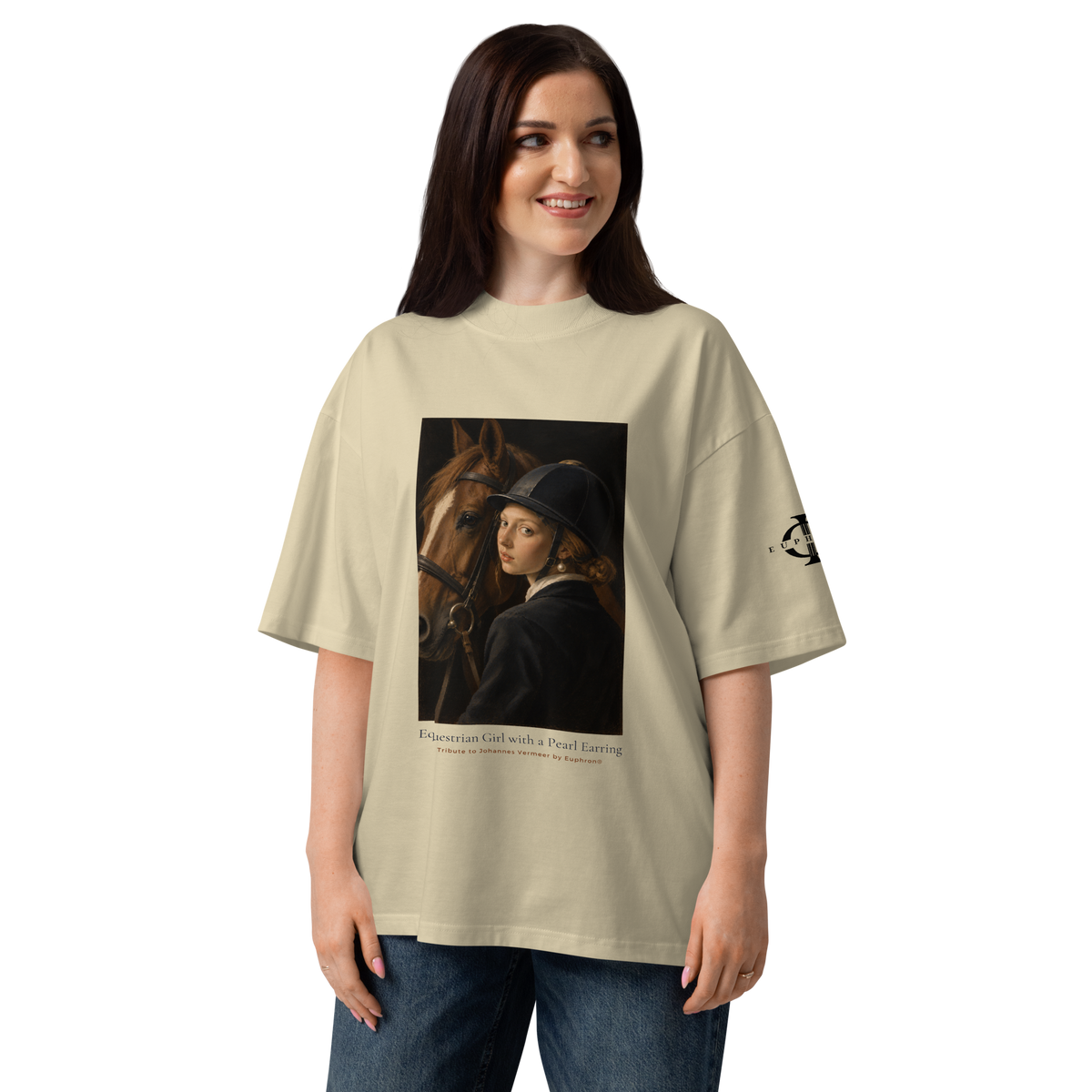T-shirt oversize Euphron « La Cavalière à la perle », coloris beige : La Jeune Fille à la perle de Vermeer en cavalière – vue de face